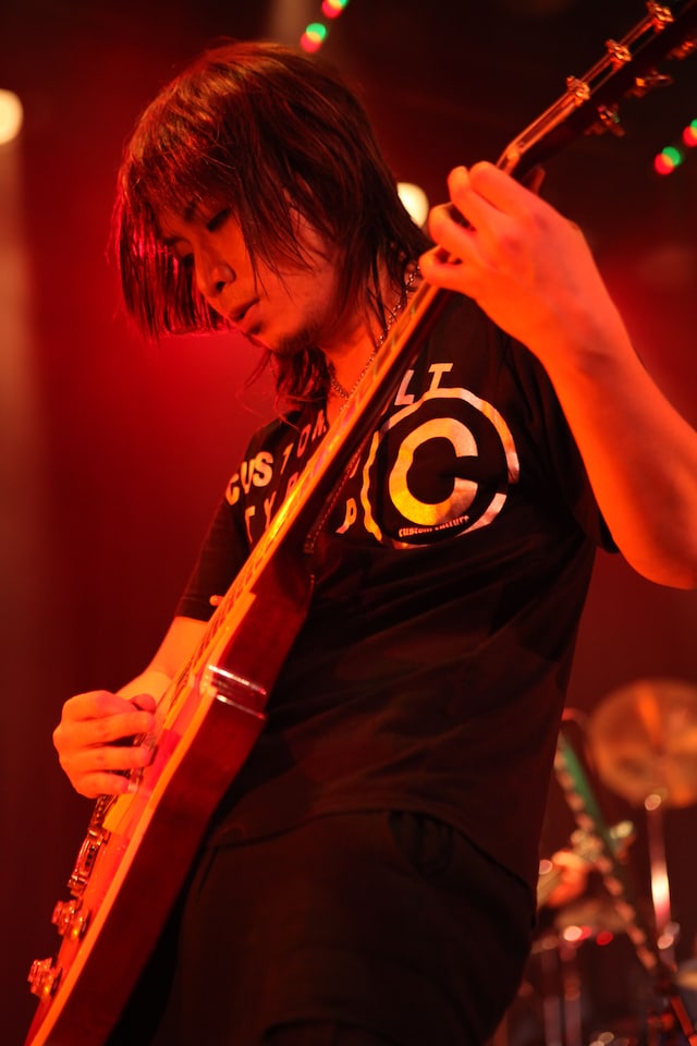 12月12日をもって12012を脱退した須賀勇介。ライブ中には彼の脱退を惜しむファンのすすり泣く声も聞こえた。