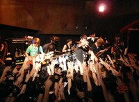 HUCKLEBERRYは超満員の200人の熱気で灼熱の暑さに。