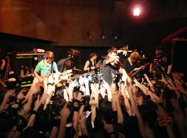 HUCKLEBERRYは超満員の200人の熱気で灼熱の暑さに。