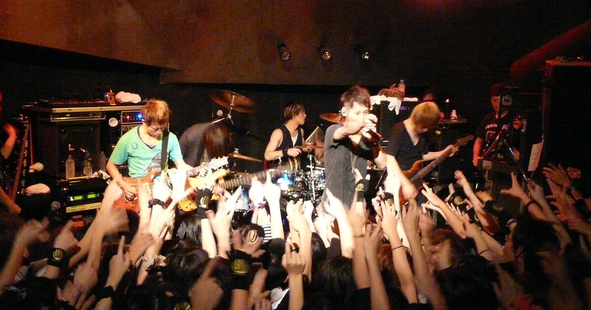 UVERworld、地元滋賀で原点回帰の凱旋ワンマンライブ - 音楽ナタリー