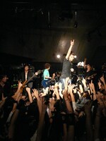 5人はドームライブの成果を存分に反映した力強いステージを展開した。