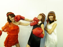 クロスカウンターで一歩も譲らない丘みどり（写真左）とレナ（中央）。フラつくレナを支えるリサ（右）。