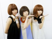 北欧ファッション＆ウィッグですっかり“丘ビーンズ”の一員となった丘みどり（写真中央）。