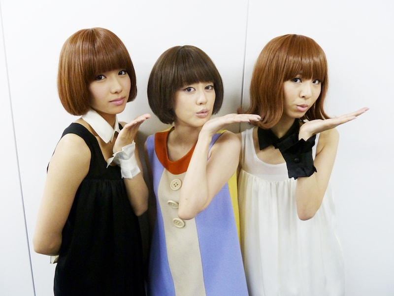 北欧ファッション＆ウィッグですっかり“丘ビーンズ”の一員となった丘みどり（写真中央）。