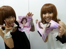 丘の販促チラシをビリビリに引き裂いて挑発するレナ＆リサ。