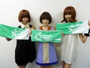 徳間ジャパンコミュニケーションズ設立45周年記念タオルを掲げる丘ビーンズ。