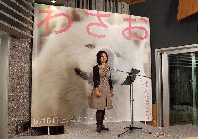 モフモフとした毛並が人気の秋田犬わさお。公開レコーディングはわさおの巨大ポスターをバックに行われた。