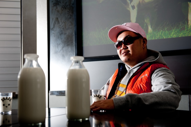 Shiboriはインタビュー中、片時も牛乳を手放すことはなかった。