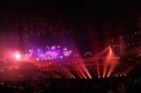 今週の人気の画像5位は「シド東京ドームライブに4万人集結、愛と感動の3時間半」より、「YEAR END CLIMAX 2010 ～全てのシドへ～」の模様。