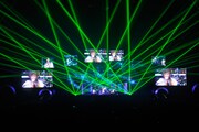 多数のビジョンが並べられたステージ。レーザーや花火など、ドームライブならではの豪華な演出が4人のパフォーマンスに華を添えた。