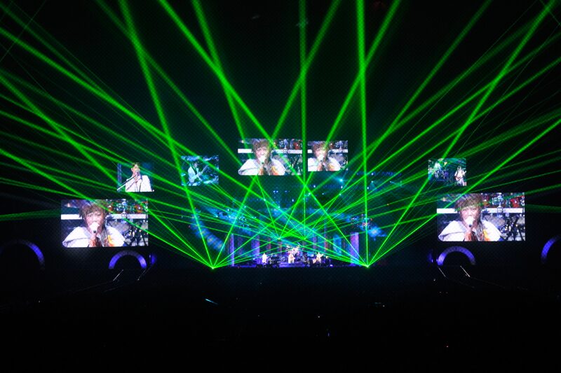 多数のビジョンが並べられたステージ。レーザーや花火など、ドーム