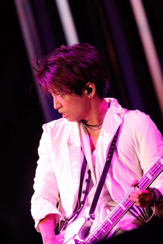 今週の人気の画像7位は「シド東京ドームライブに4万人集結、愛と感動の3時間半」より、明希（B）。