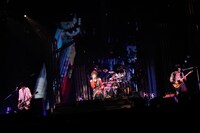 今週の人気の画像3位は「シド東京ドームライブに4万人集結、愛と感動の3時間半」より、「YEAR END CLIMAX 2010 ～全てのシドへ～」の模様。