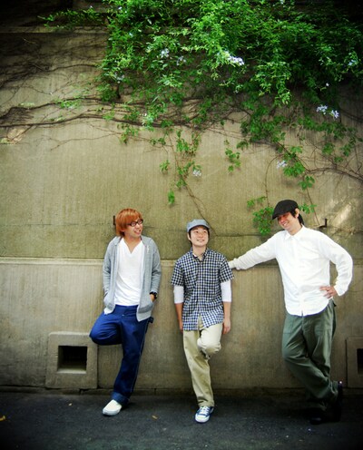 濱野昌浩（写真右）は今後も音楽活動を継続する予定。