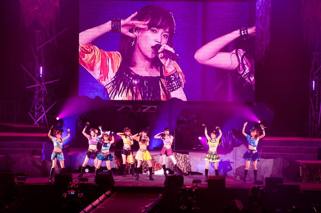 「会場には愛がいっぱい詰まっていて、私にも愛がいっぱい詰まっています」と感謝の思いを届けた亀井絵里（スクリーン中央）。