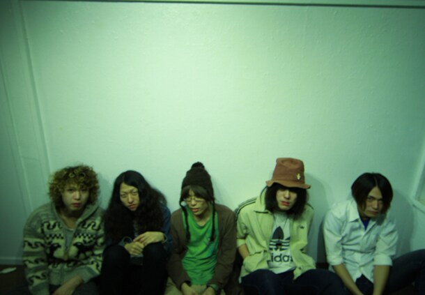 踊ってばかりの国（滝口敦士は写真中央）