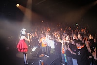 日本のアニソンライブではおなじみのサイリウムだが、フランスではまだ一般的ではない。この日はなっちゅりーにの有志がネット販売で購入し、会場で配布したのだという（photo: Mizushima Masaru）。