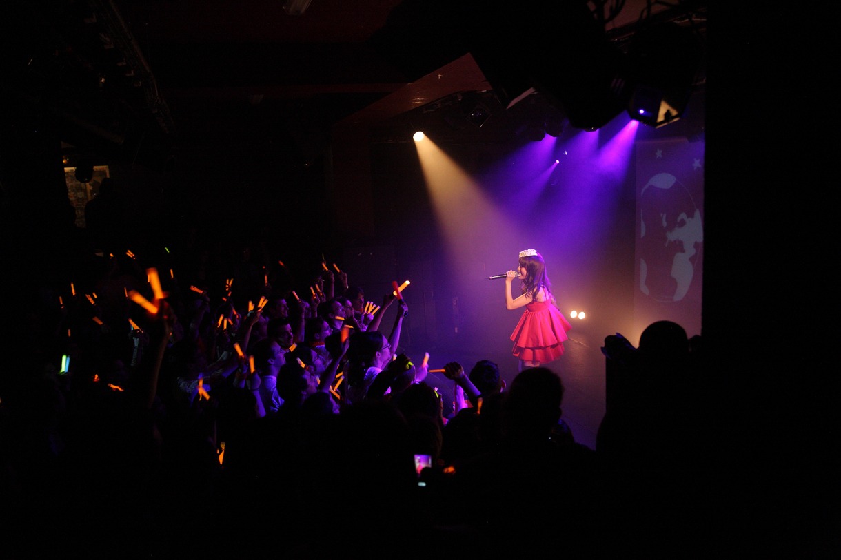 オレンジ色のサイリウムでライブを盛り上げるなっちゅりーにたち（photo: Mizushima Masaru）。