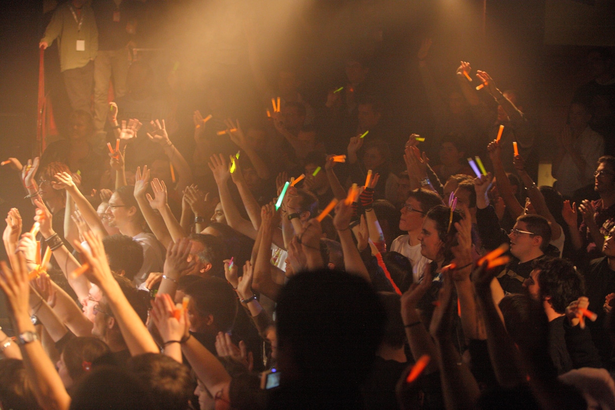 異常な盛り上がりを見せるなっちゅりーにたち（photo: Mizushima Masaru）。