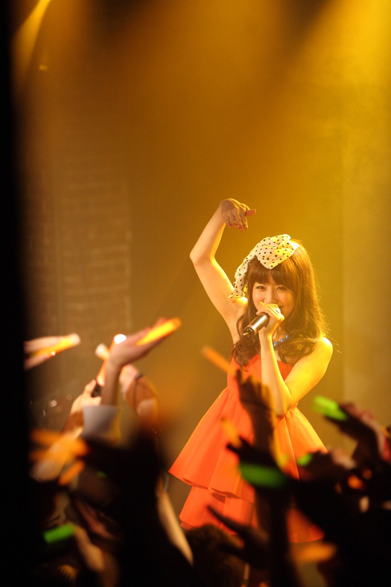 拳を上げて会場を盛り上げるなちゃーん（photo: Mizushima Masaru）。