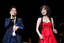 写真は11月7日、相川七瀬の15周年記念ライブで共演した稲垣潤一（写真左）と相川（右）。