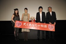 写真左からJUJU、松嶋菜々子、マムちゃん、大森南朋、長崎俊一監督。マムちゃんはサンタ服で登場し会場を沸かせた。