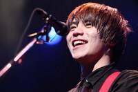 写真は12月15日の日本青年館ツアーファイナルの模様。