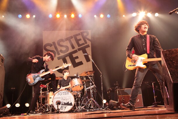 写真は12月15日の日本青年館ツアーファイナルの模様。