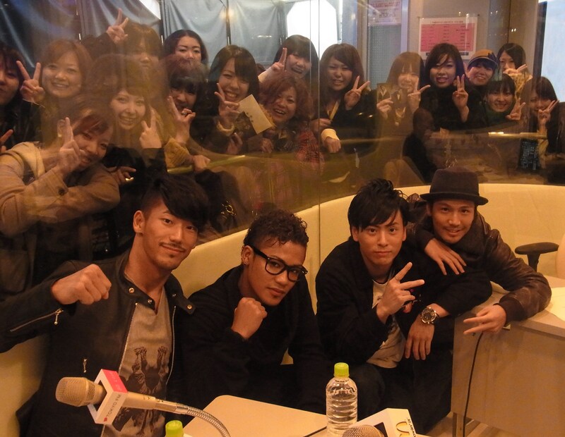 スペイン坂初出演を果たし、ファンと記念撮影するNAOKI、ELLY、山下、岩田（写真左より）。