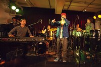 quasimodeは12月16日にシングル発売記念の100人限定スペシャルライブを開催。Ustream生中継も行われる中、AFRAと新曲を初披露した。