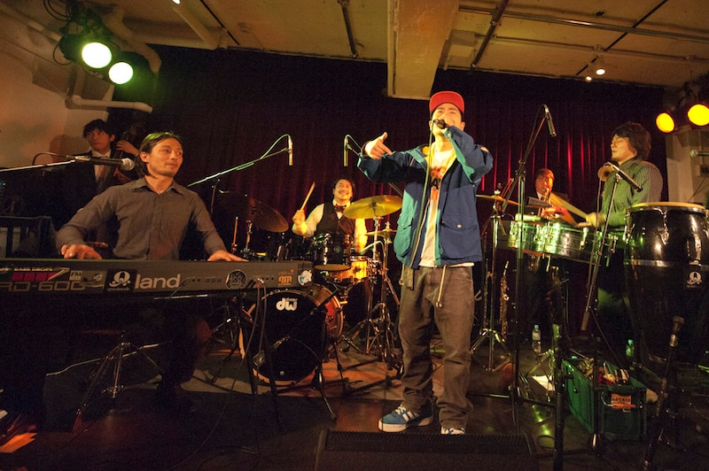 quasimodeは12月16日にシングル発売記念の100人限定スペシャルライブを開催。Ustream生中継も行われる中、AFRAと新曲を初披露した。