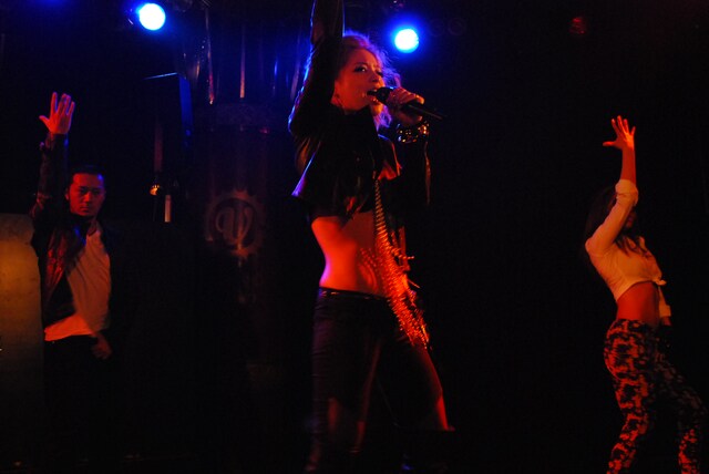 セクシーなパフォーマンスで観客を魅了した真崎。