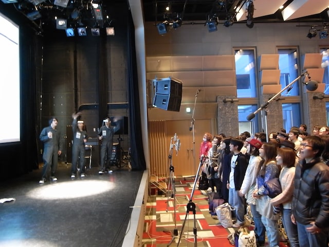 コーラスのレコーディングは、メンバーの指示に沿って行われた。