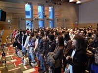 レコーディングに臨むファン。今回レコーディングされたのは楽曲中「4th Dabadaba」と名付けられたパート。