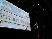 録り終わったコーラスパートのレベルを調整し、ラフミックスを制作。ハヤシが解説中「バイザーしてるとスクリーンが見えない！（笑）」と言ってメガネにチェンジする一幕も。