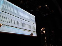 録り終わったコーラスパートのレベルを調整し、ラフミックスを制作。ハヤシが解説中「バイザーしてるとスクリーンが見えない！（笑）」と言ってメガネにチェンジする一幕も。