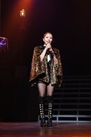 写真は東京国際フォーラムでのライブの模様。