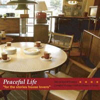 ミッドセンチュリーモダンなおしゃれインテリアがフィーチャーされた「Peaceful Life -FOR THE STORIES HOUSE LOVERS-」アルバムジャケット（写真）。