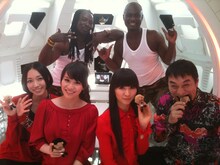 写真は「オンタマ年末スペシャル」収録時のショット。Perfumeとピエール瀧が手に持っているのはリー＆ポップのマスコット。