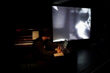 渋谷慶一郎のパフォーマンスの模様。