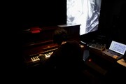 渋谷慶一郎のパフォーマンスの模様。