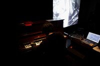 渋谷慶一郎のパフォーマンスの模様。