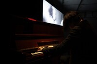 渋谷慶一郎のパフォーマンスの模様。