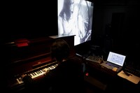 渋谷慶一郎のパフォーマンスの模様。