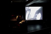 渋谷慶一郎のパフォーマンスの模様。