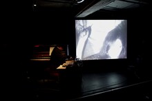 渋谷慶一郎のパフォーマンスの模様。