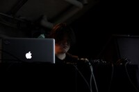 渋谷慶一郎のパフォーマンスの模様。