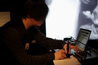 渋谷慶一郎のパフォーマンスの模様。