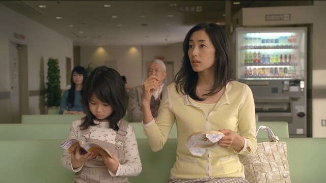 木村多江は子育てを一段落させ、医療事務の仕事を目指す主婦に扮する。