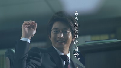 行政書士を目指すサラリーマンを演じる向井理。